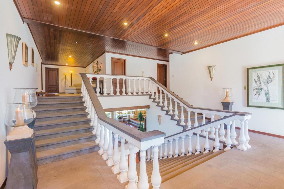 Espaciosa y luminosa. Todavía no se sabe hasta cuándo durará el confinamiento, pero lo que sí que Cristiano tiene claro es que en cuanto todo termine volverá a Turín. Mientras tanto no cesa con sus entrenamientos, donde Georgina le acompaña. Además, según ha trascendido a la prensa portuguesa, el Estadio de Madeira le permite de forma excepcional entrenar a puerta cerrada (hay que tener en cuenta que en el país vecino las medidas de aislamiento no son tan duras como las de España).