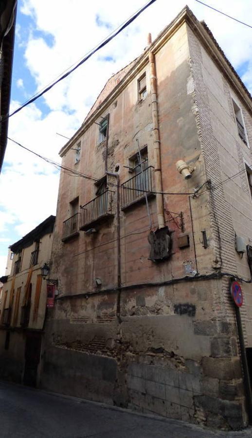 La calle de Rojas en 2014. Fachada posterior del Colegio de San Bernardino. Bajo los balcones se situaba la antigua capilla, convertida en salón en 1867. FOTO RAFAEL DEL CERRO. 