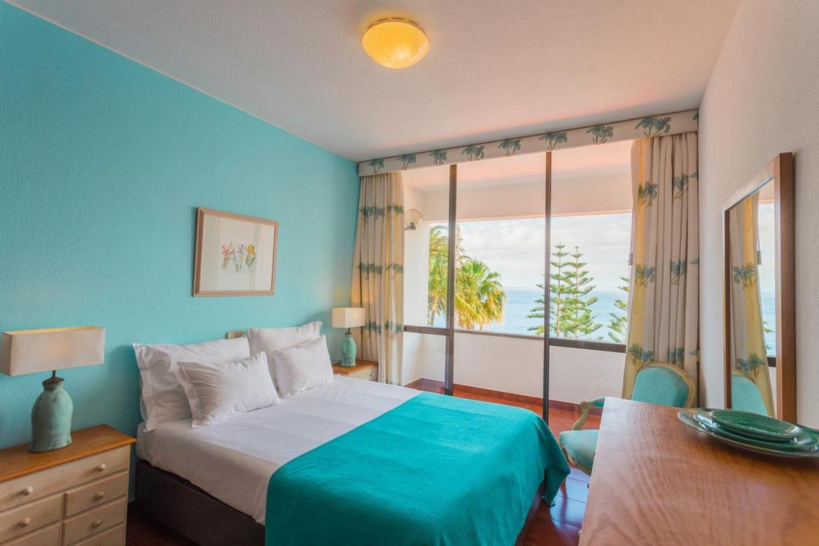 Seis dormitorios con baño y terraza. La casa tiene seis habitaciones en suite, con baño incorporado todas ellas. Un amplísimo salón, porche y zona de barbacoa hacen de esta residencia un lugar en el que poder realizar multitud de planes variados.