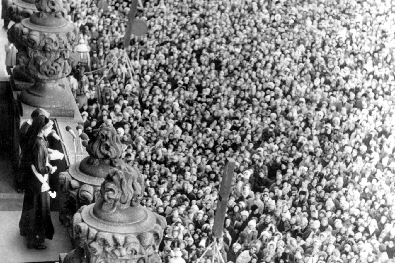 Miles de ciudadanos se agolparon a las puertas de palacio mientras que la recién proclamada Reina Margarita saludaba en el balcón, en 1972. 