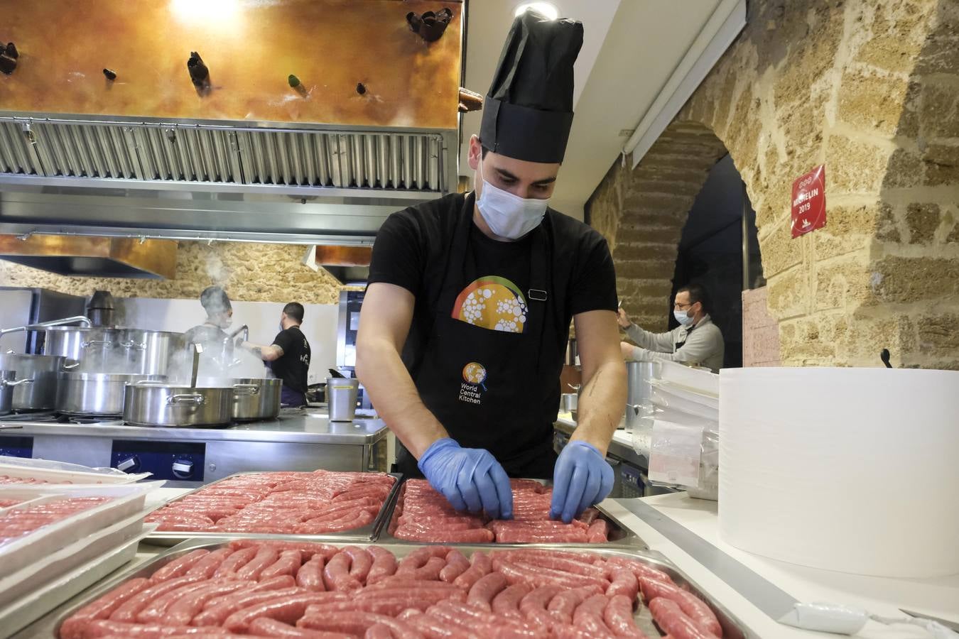 FOTOS: Ángel León y Juanlu Fernández cocinan juntos para ayudar en la crisis de la Covid-19