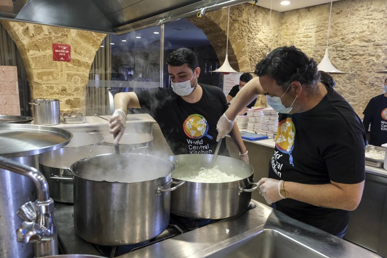 FOTOS: Ángel León y Juanlu Fernández cocinan juntos para ayudar en la crisis de la Covid-19