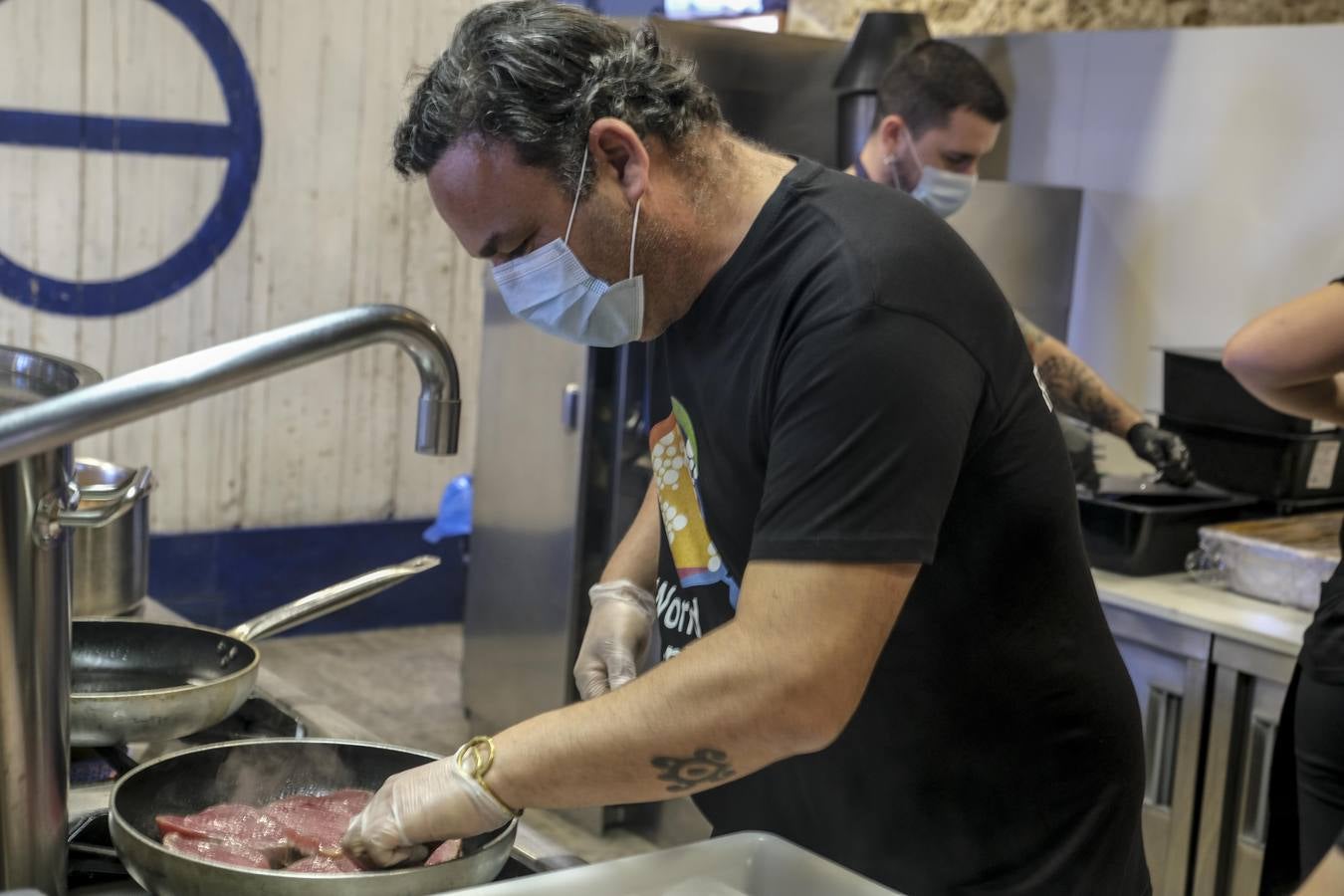 FOTOS: Ángel León y Juanlu Fernández cocinan juntos para ayudar en la crisis de la Covid-19