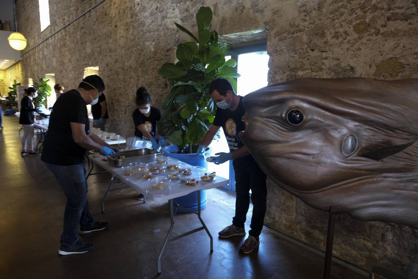 FOTOS: Ángel León y Juanlu Fernández cocinan juntos para ayudar en la crisis de la Covid-19