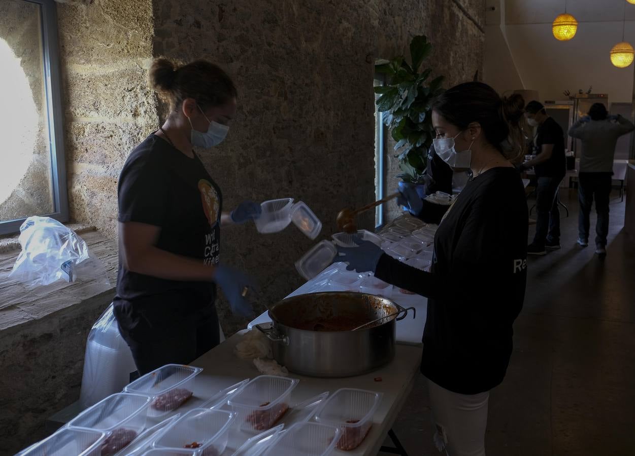 FOTOS: Ángel León y Juanlu Fernández cocinan juntos para ayudar en la crisis de la Covid-19