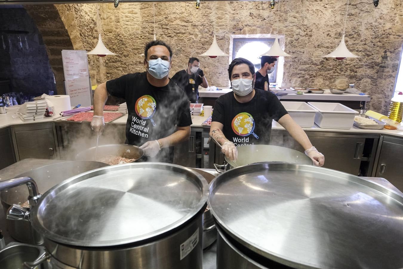 FOTOS: Ángel León y Juanlu Fernández cocinan juntos para ayudar en la crisis de la Covid-19