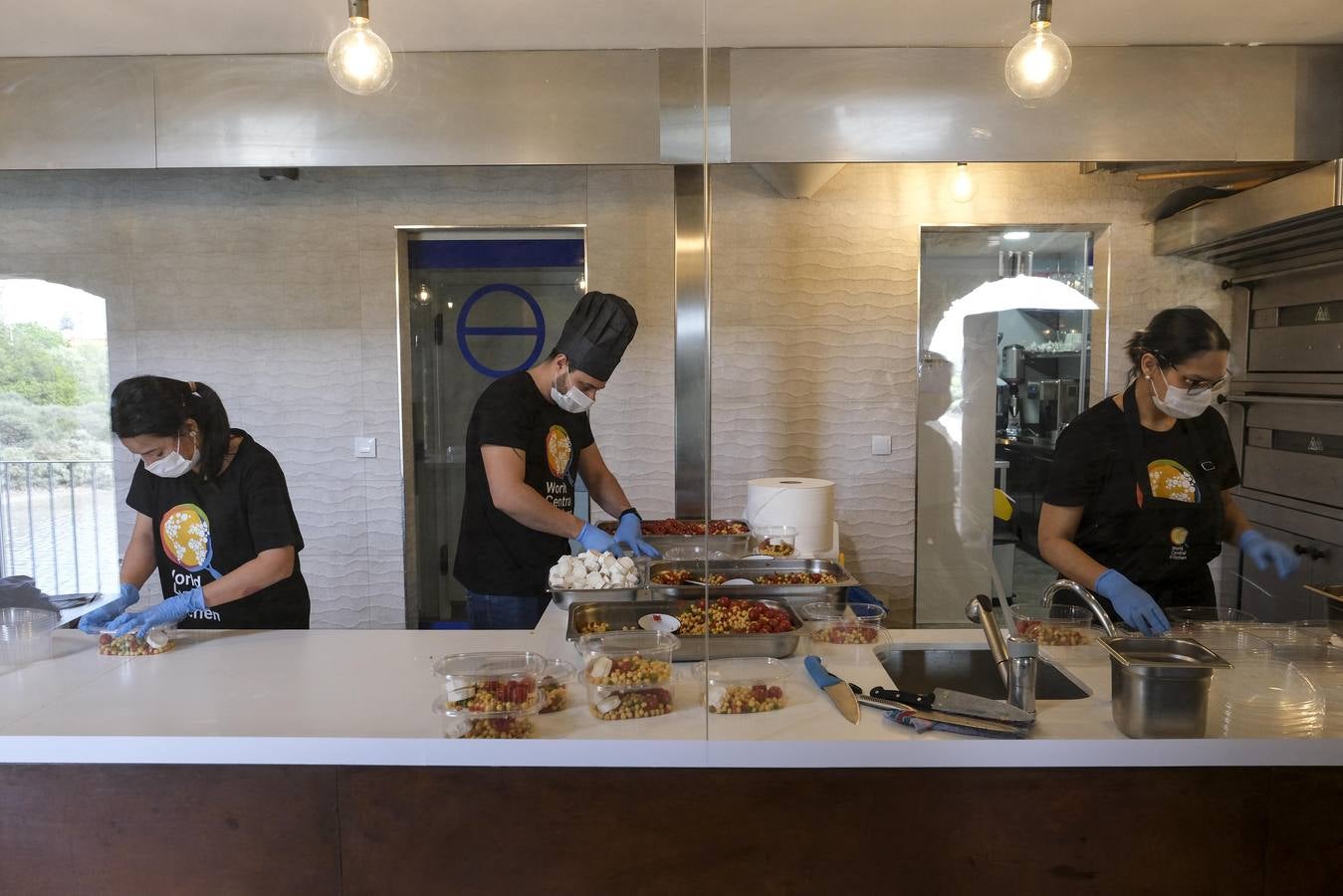 FOTOS: Ángel León y Juanlu Fernández cocinan juntos para ayudar en la crisis de la Covid-19