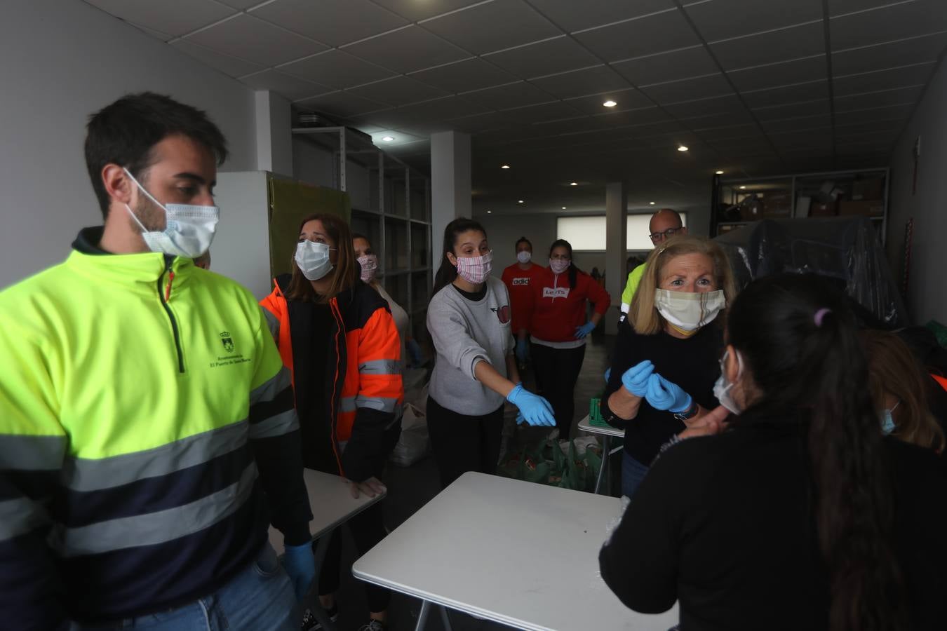 FOTOS: Reparto de alimentos a familias en El Puerto