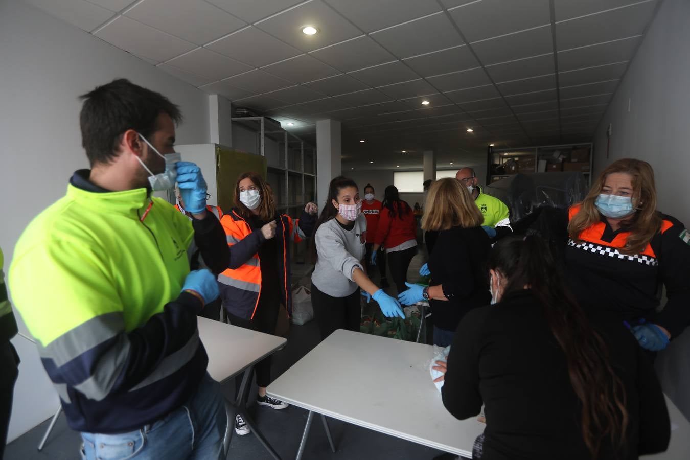 FOTOS: Reparto de alimentos a familias en El Puerto