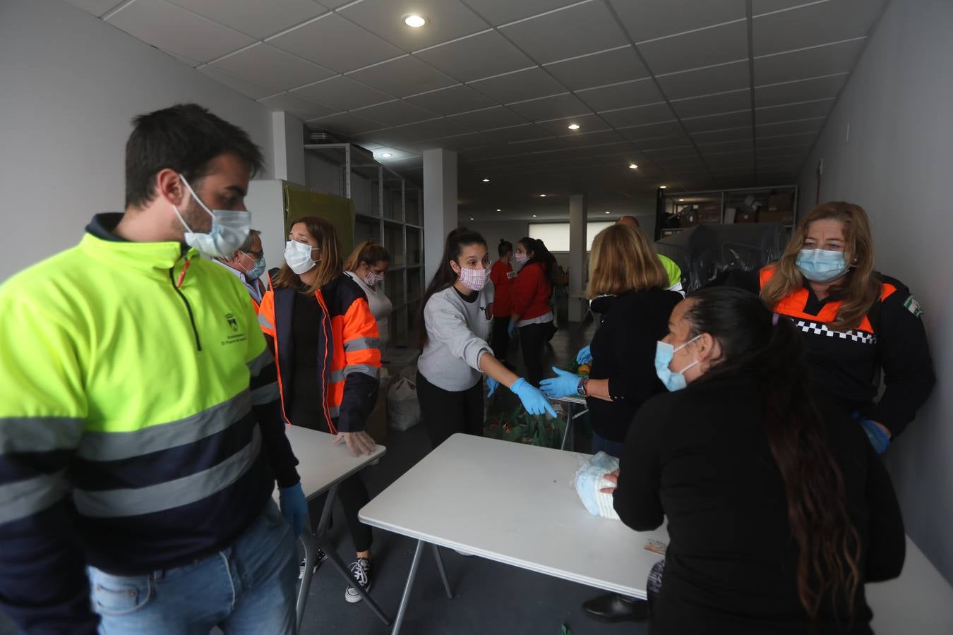 FOTOS: Reparto de alimentos a familias en El Puerto