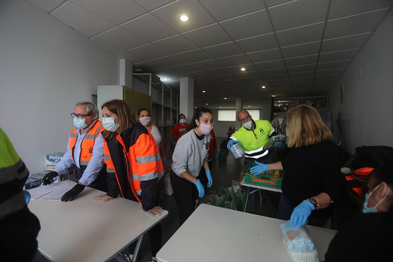 FOTOS: Reparto de alimentos a familias en El Puerto