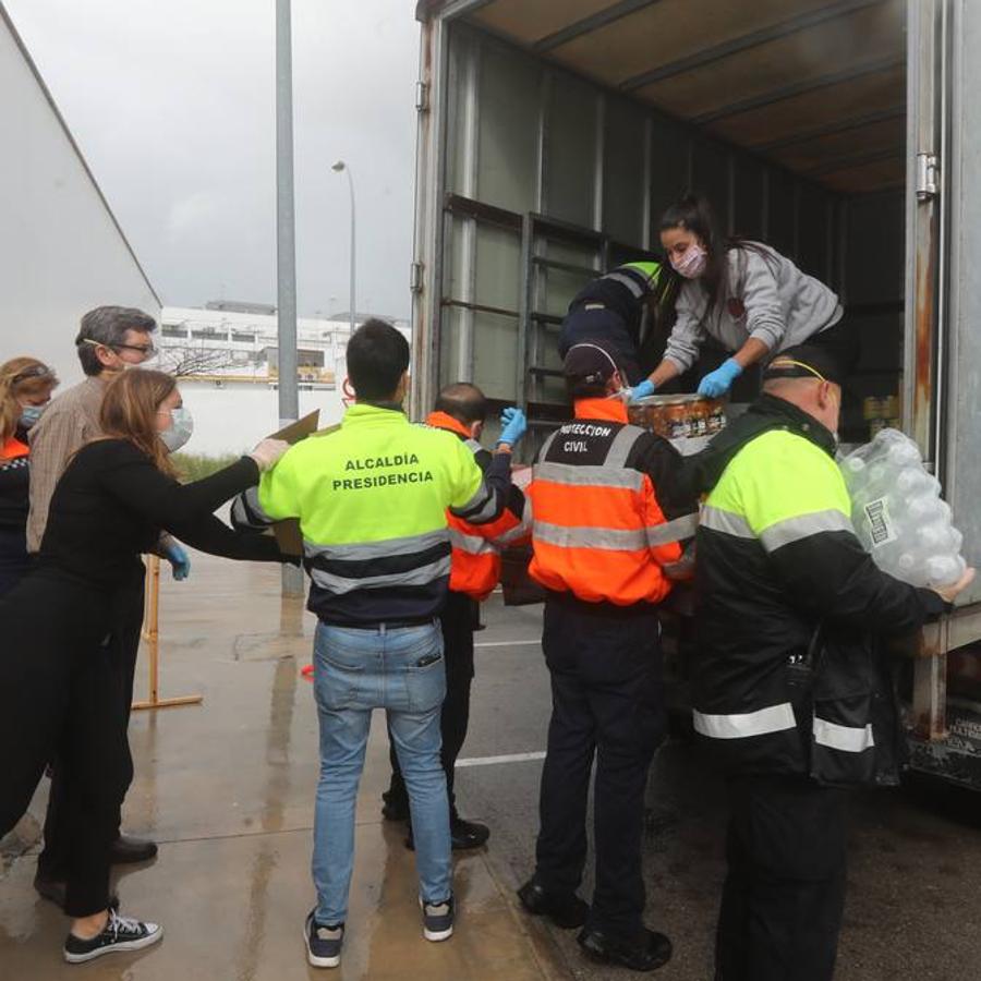 FOTOS: Reparto de alimentos a familias en El Puerto