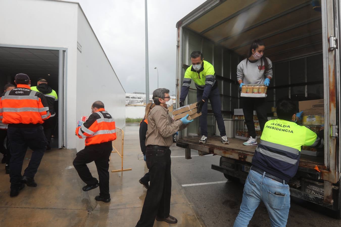 FOTOS: Reparto de alimentos a familias en El Puerto