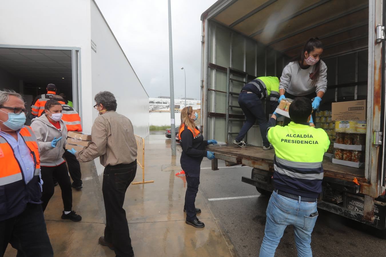 FOTOS: Reparto de alimentos a familias en El Puerto