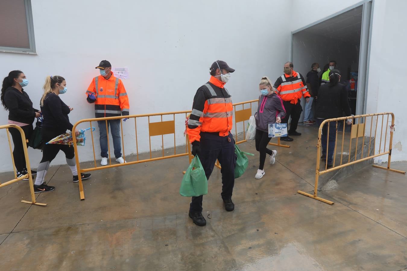 FOTOS: Reparto de alimentos a familias en El Puerto