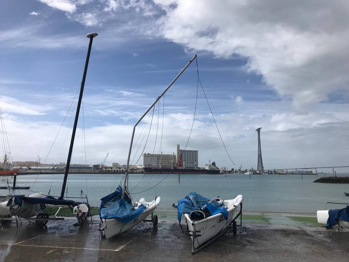 FOTOS: Instalaciones y veleros destrozados en Elcano por la tromba marina de Cádiz