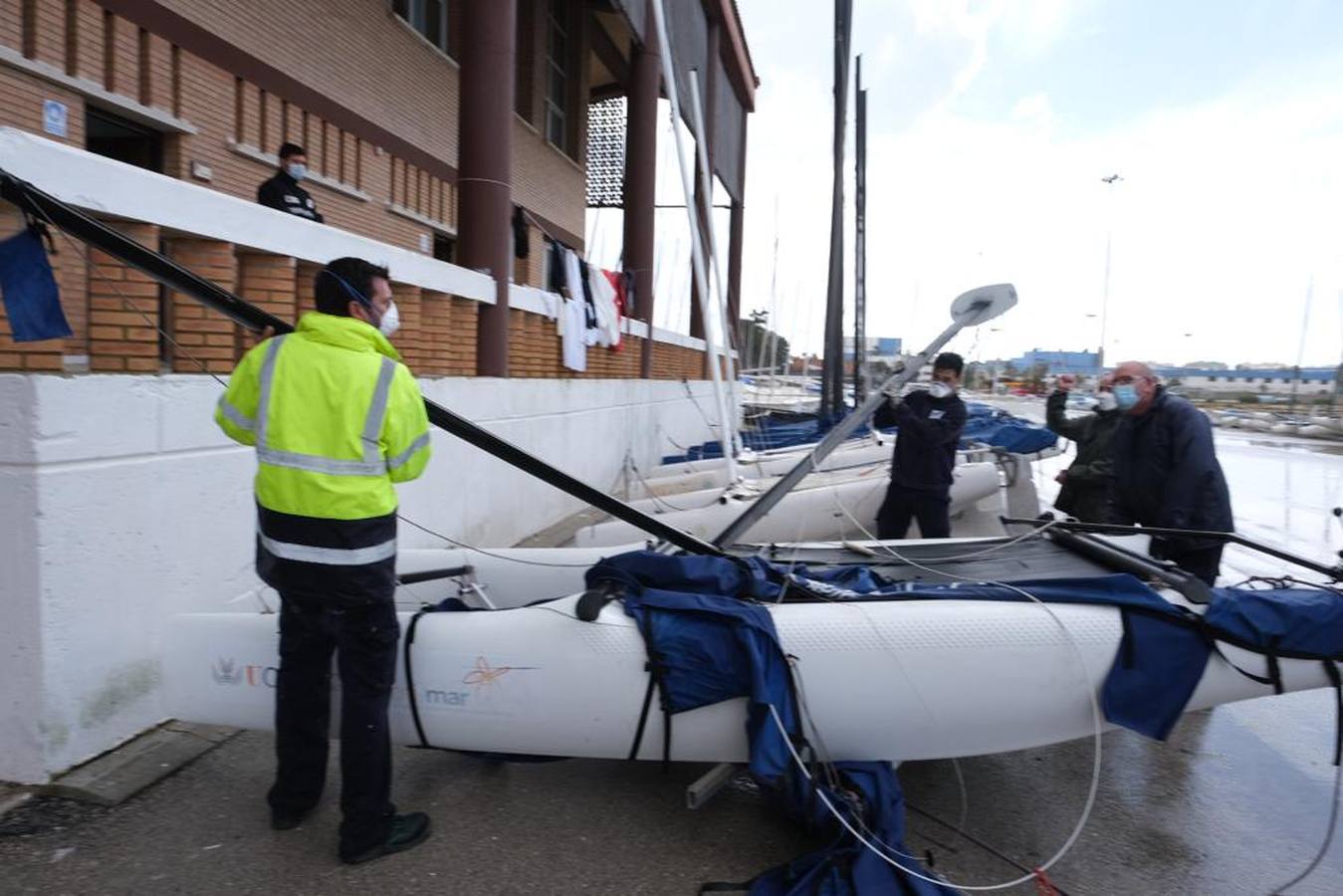 FOTOS: Instalaciones y veleros destrozados en Elcano por la tromba marina de Cádiz