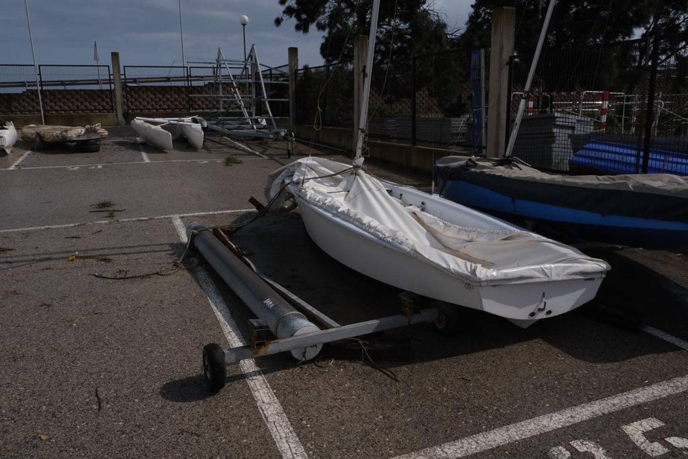 FOTOS: Instalaciones y veleros destrozados en Elcano por la tromba marina de Cádiz