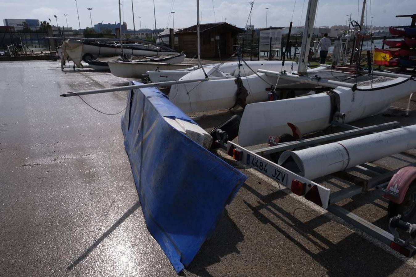 FOTOS: Instalaciones y veleros destrozados en Elcano por la tromba marina de Cádiz