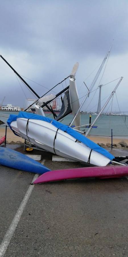 FOTOS: Instalaciones y veleros destrozados en Elcano por la tromba marina de Cádiz