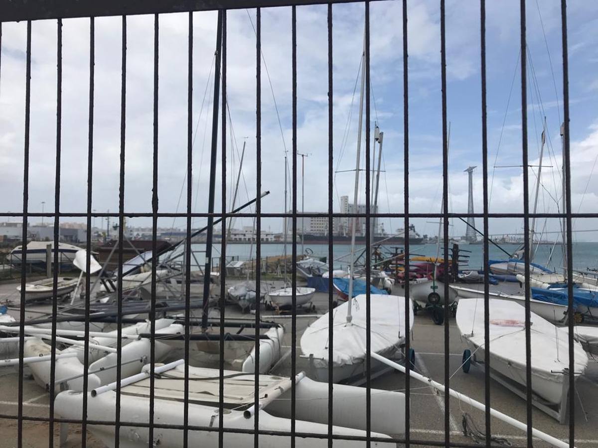 FOTOS: Instalaciones y veleros destrozados en Elcano por la tromba marina de Cádiz