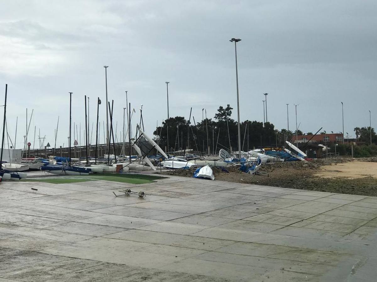 FOTOS: Instalaciones y veleros destrozados en Elcano por la tromba marina de Cádiz