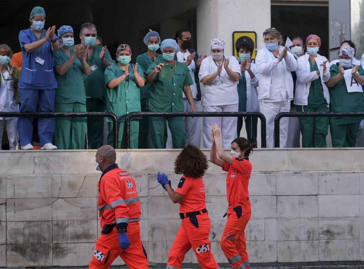 FOTOS: Aplausos solidarios a los que luchan contra el coronavirus en Cádiz