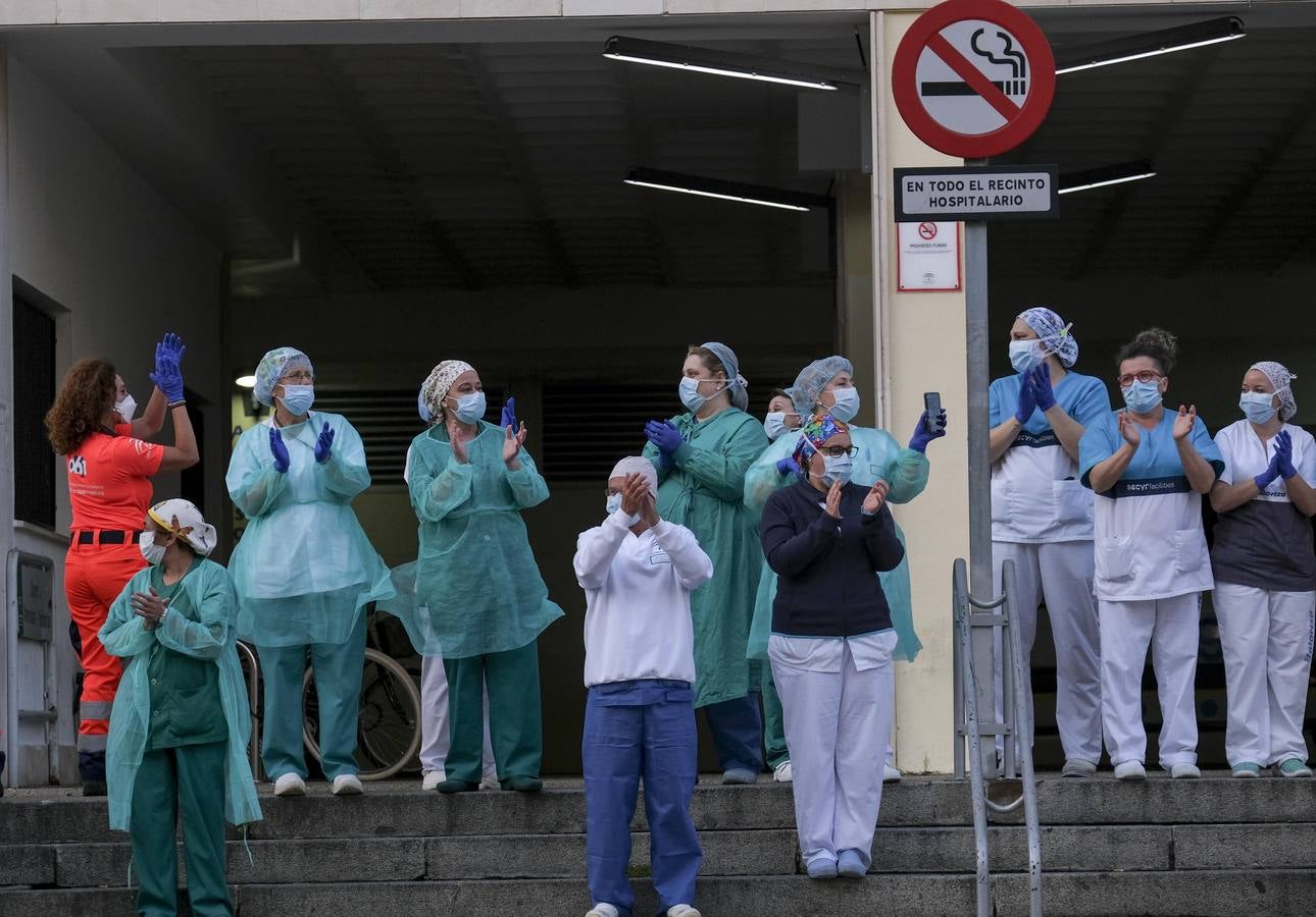 FOTOS: Aplausos solidarios a los que luchan contra el coronavirus en Cádiz