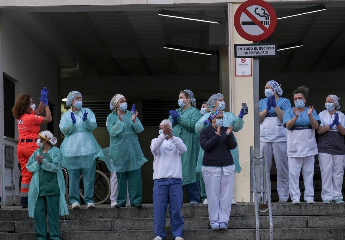 FOTOS: Aplausos solidarios a los que luchan contra el coronavirus en Cádiz