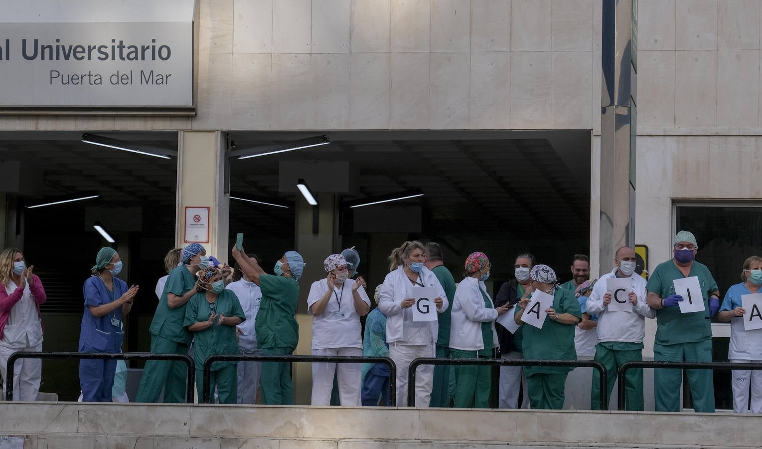 FOTOS: Aplausos solidarios a los que luchan contra el coronavirus en Cádiz