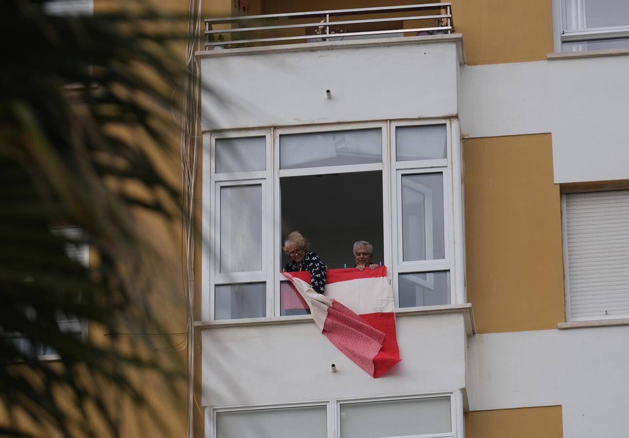 Los gaditanos acompañan a Elcano desde sus balcones en su regreso a casa