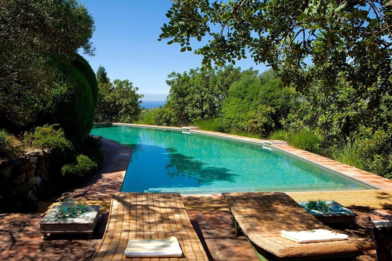 Piscina de agua salada. La propiedad cuenta además con una gran piscina situada en un punto estratégico del jardín ya que recibe gran cantidad de horas de sol al día.