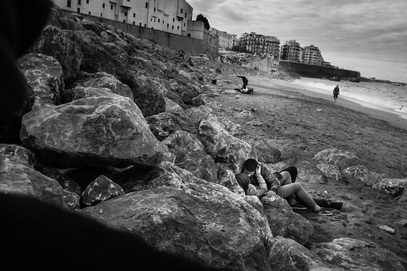 Beso en la playa. Una joven pareja desafía a las autoridades argelinas mientras se besan en una playa de Argel. La foto, de Romain Laurendeau, participa en la categoría de «Historia del Año»