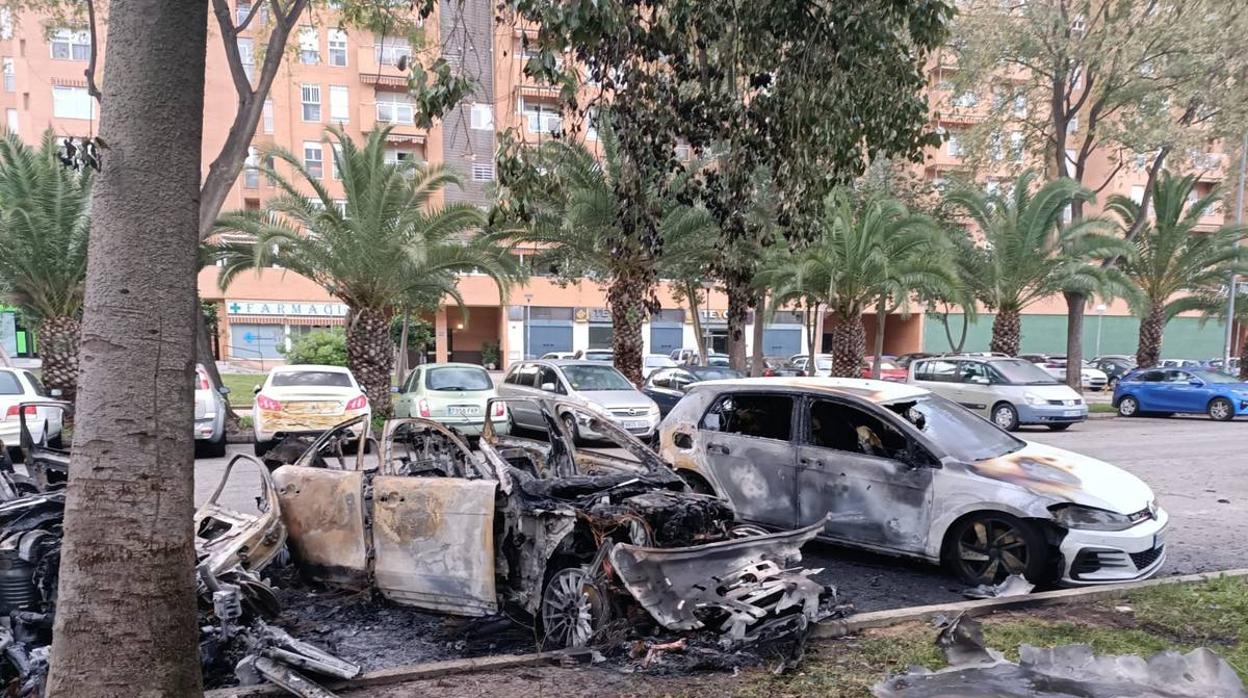 En imágenes, cuatro coches calcinados durante la noche en Sevilla Este