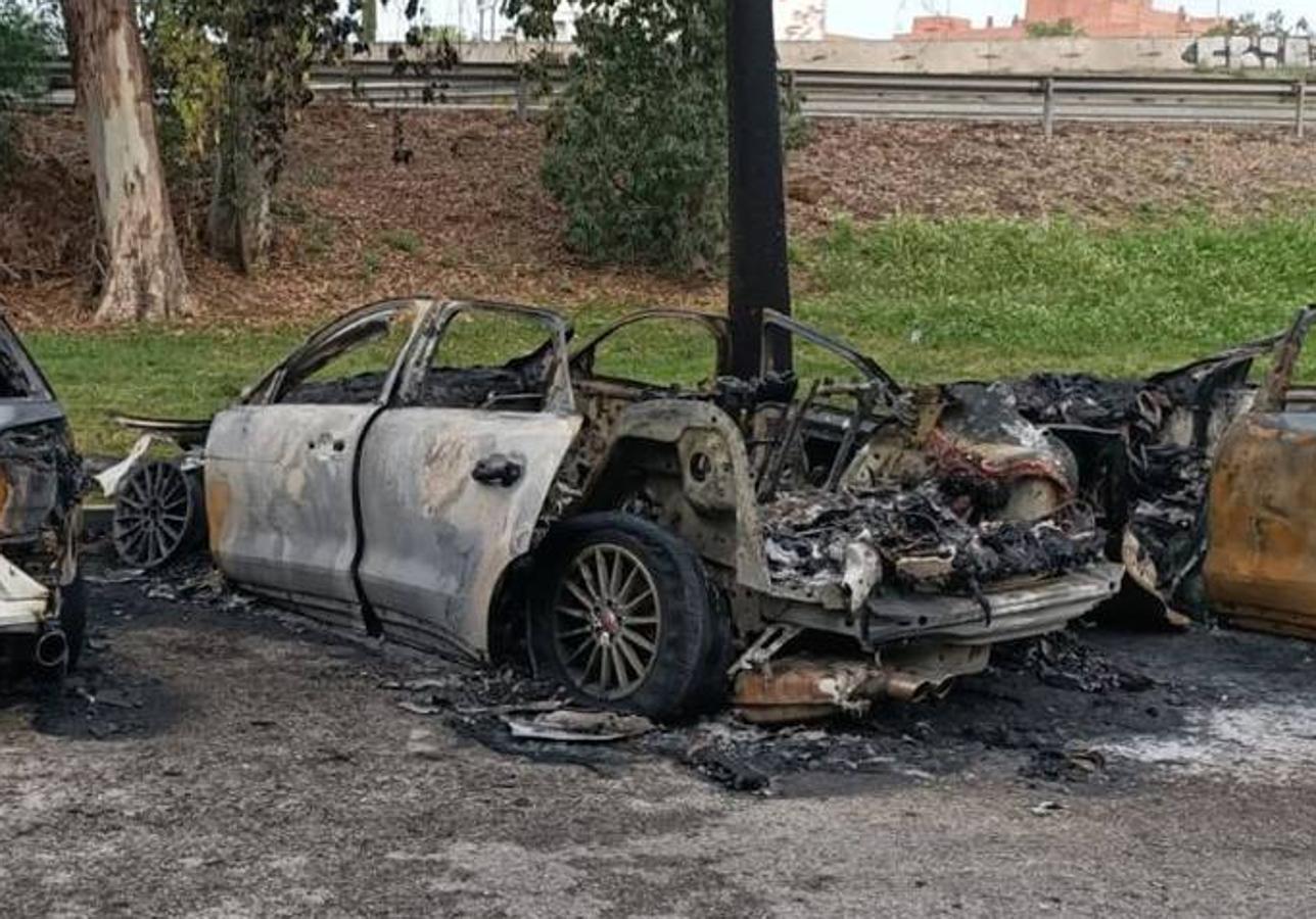 En imágenes, cuatro coches calcinados durante la noche en Sevilla Este