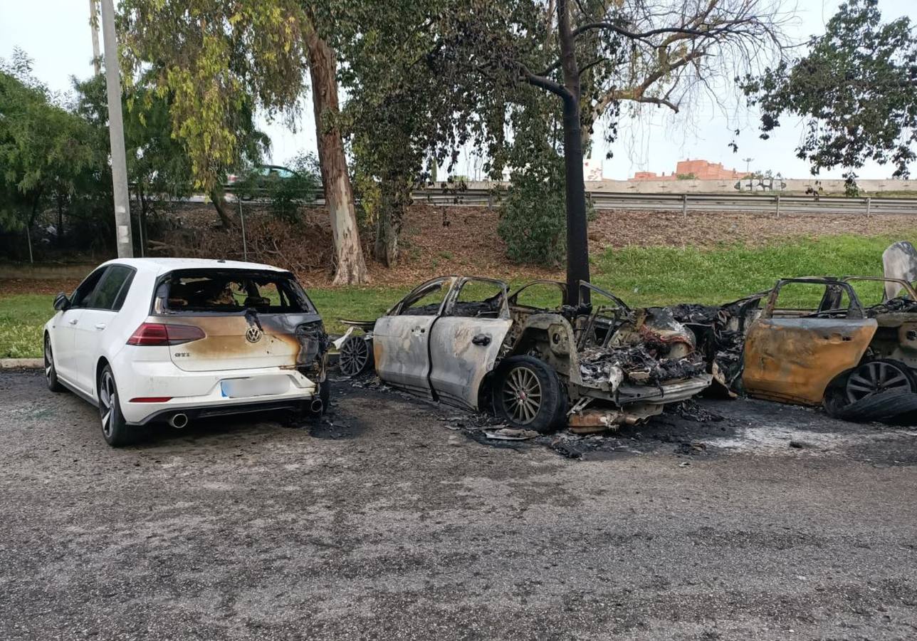 En imágenes, cuatro coches calcinados durante la noche en Sevilla Este