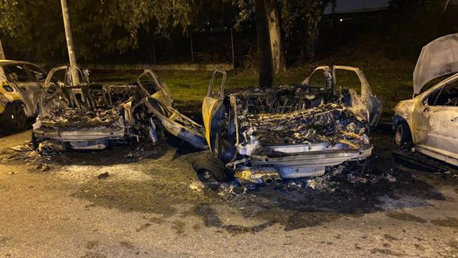 En imágenes, cuatro coches calcinados durante la noche en Sevilla Este