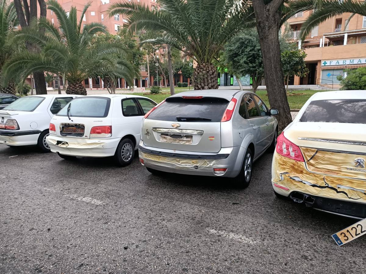 En imágenes, cuatro coches calcinados durante la noche en Sevilla Este