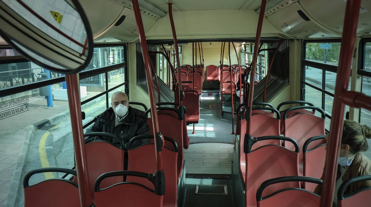 Crisis del coronavirus: Autobuses casi vacíos día tras día