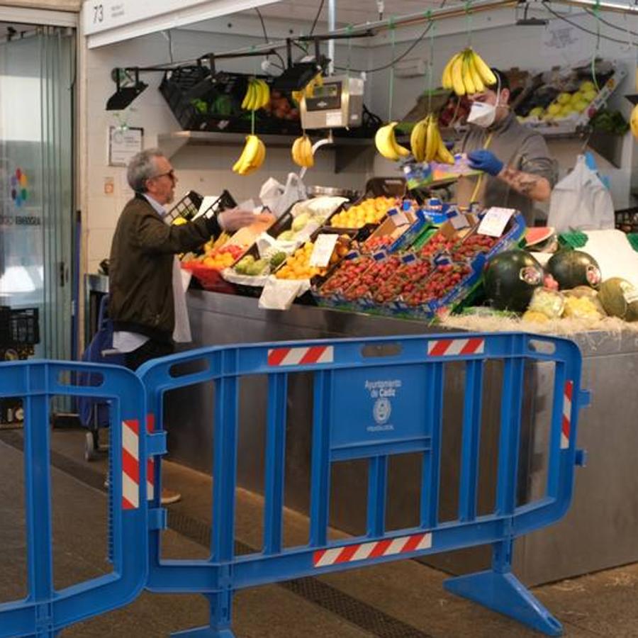 FOTOS: Distancias de seguridad en los mercados de Cádiz