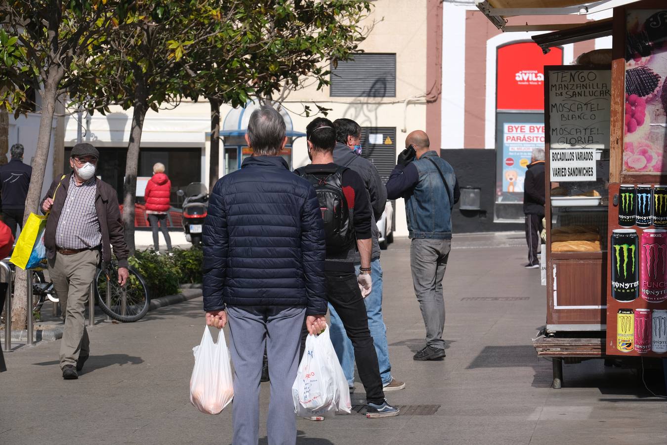 FOTOS: Distancias de seguridad en los mercados de Cádiz