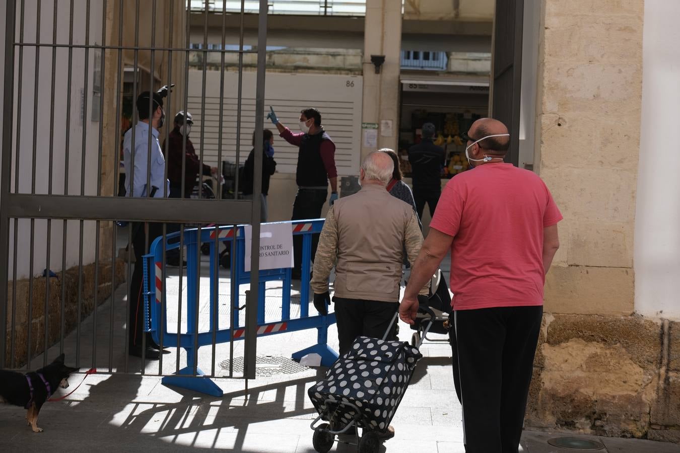 FOTOS: Distancias de seguridad en los mercados de Cádiz