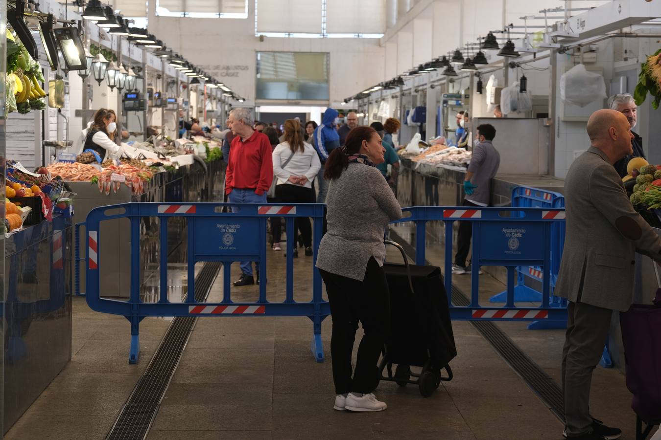 FOTOS: Distancias de seguridad en los mercados de Cádiz