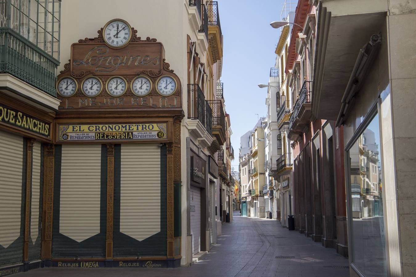 Crisis del coronavirus: Confinados en los balcones bajo un sol casi veraniego