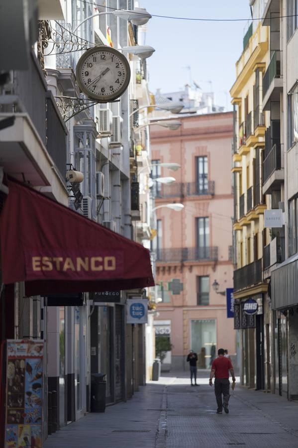 Crisis del coronavirus: Confinados en los balcones bajo un sol casi veraniego