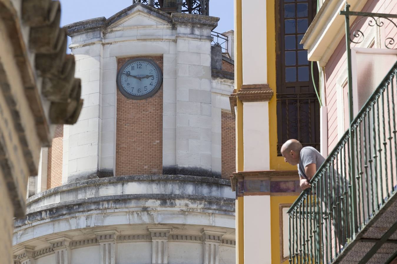 Crisis del coronavirus: Confinados en los balcones bajo un sol casi veraniego