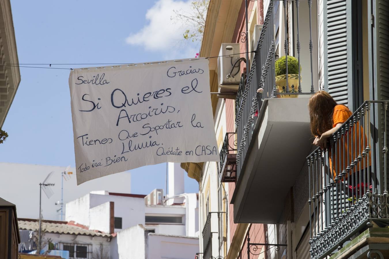 Crisis del coronavirus: Confinados en los balcones bajo un sol casi veraniego