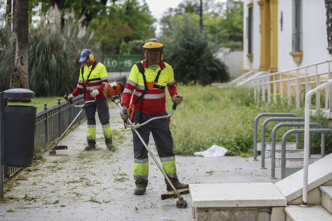 El cuidado de los parques y jardines de Sevilla no se detiene