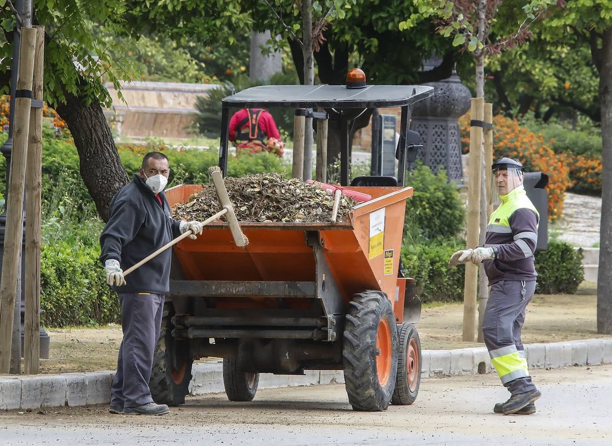 El cuidado de los parques y jardines de Sevilla no se detiene