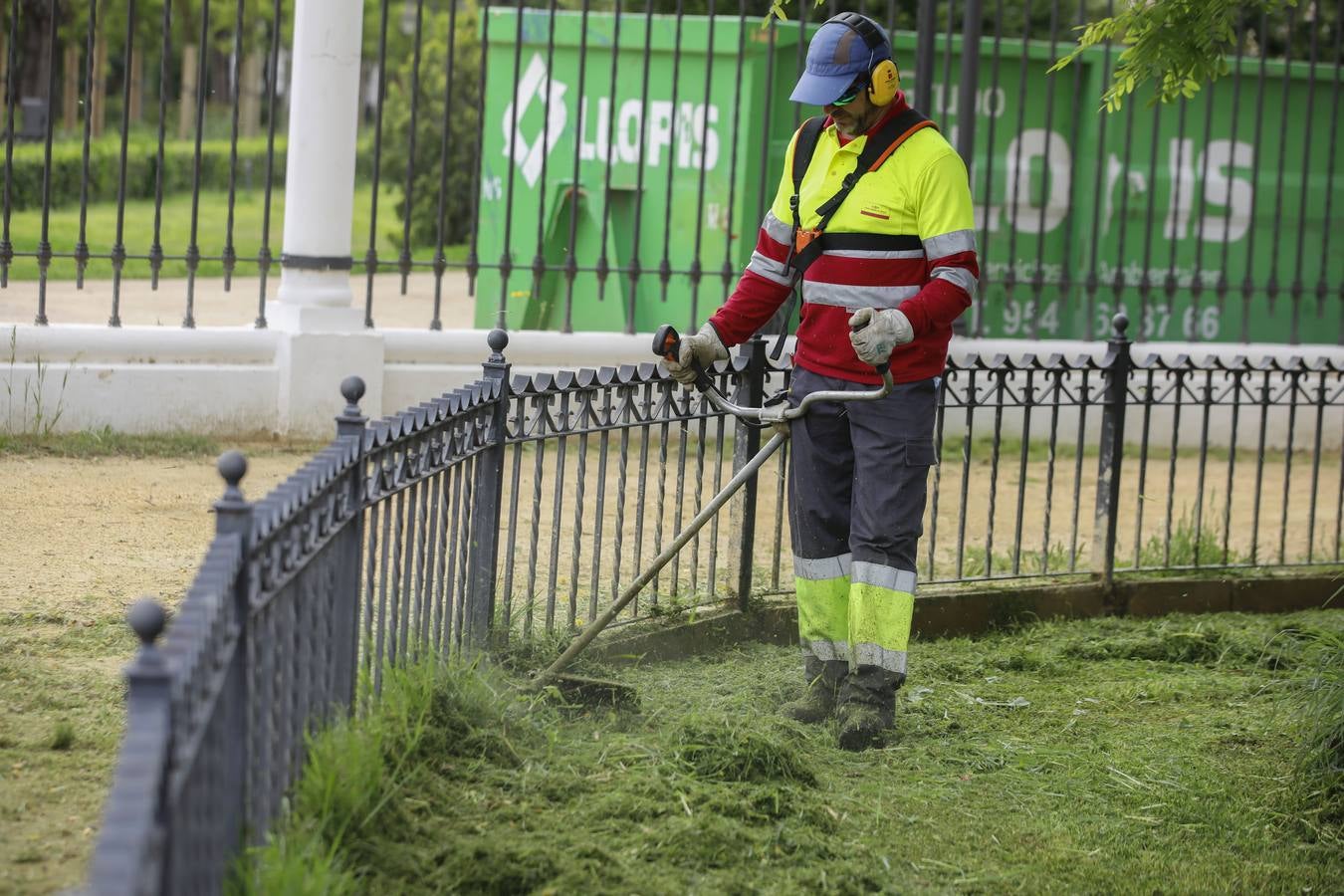 El cuidado de los parques y jardines de Sevilla no se detiene